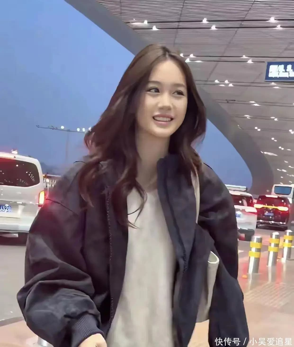 钟丽缇小女儿考拉特写,头小脸小展现超模潜质