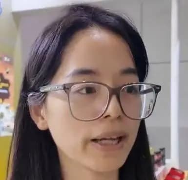 市民现场试吃天价蜂蜜,感受其独特的口感与香气