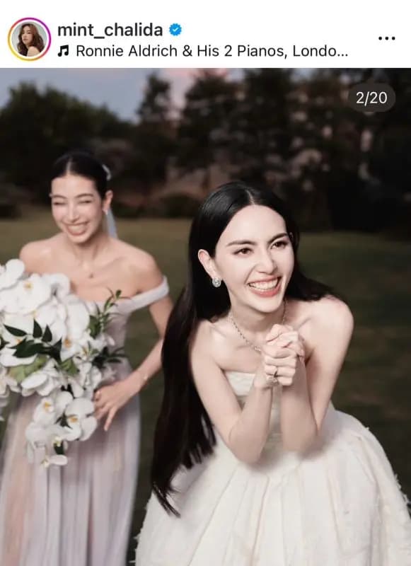 明达·查莉达手捧婚礼捧花被众人簇拥调侃