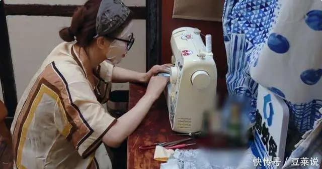 向往的生活初期嘉宾们在农村小院一起干活聊天的温馨场景