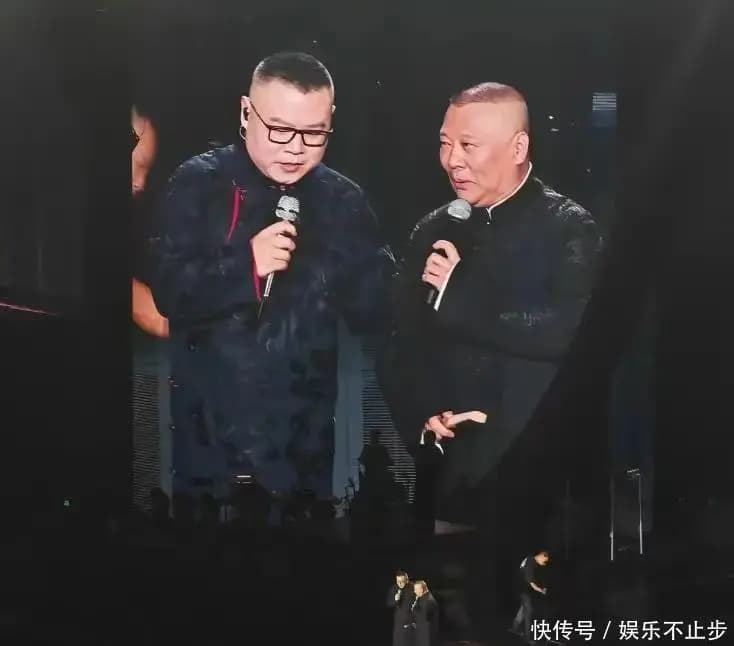 岳云鹏在舞台上因失误显得尴尬