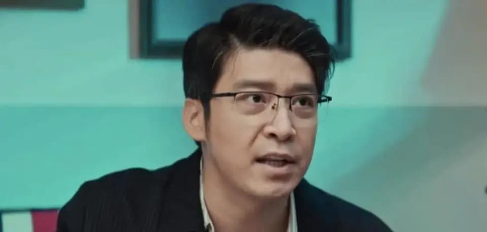 晚年的乔正君在浦口火车站义务清扫知青纪念墙,获得内心解脱