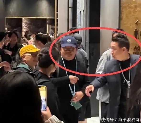 53岁的黄磊在聚会上状态不错,比何炅显年轻