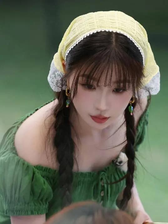 虞书欣满头鲜花造型宛如花花仙子