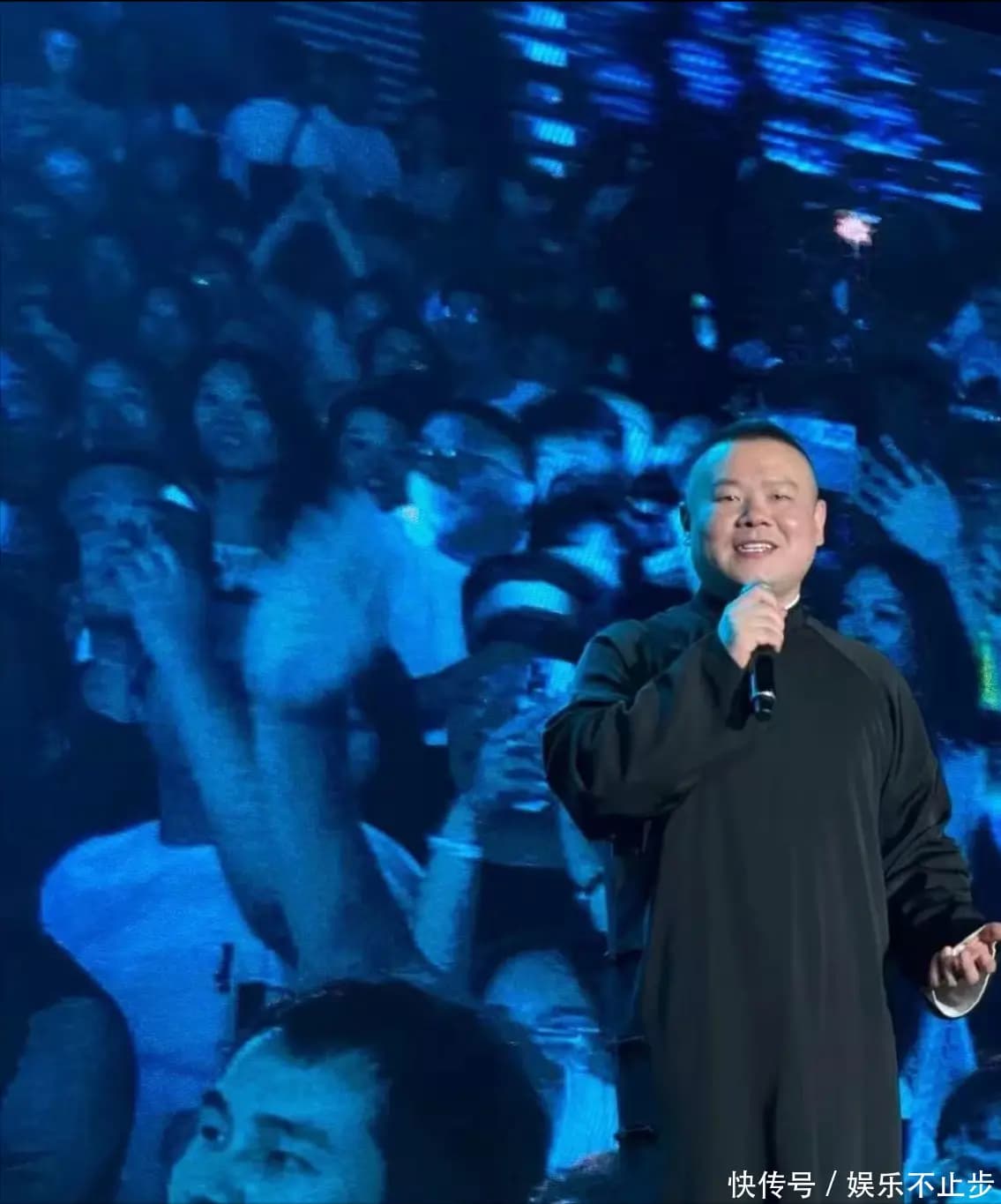 岳云鹏参加综艺节目时的活跃画面