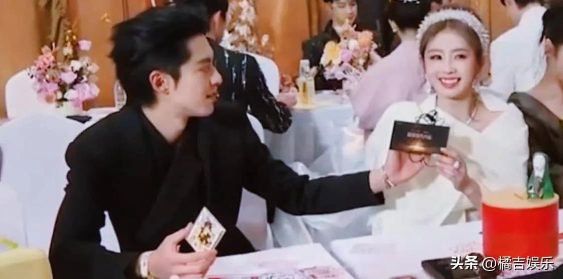 白鹿与王鹤棣在活动现场并肩热聊,笑容灿烂