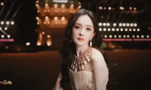 上海这一夜硝烟弥漫,刘亦菲不让位,杨幂翻白眼,明星装扮太辣眼