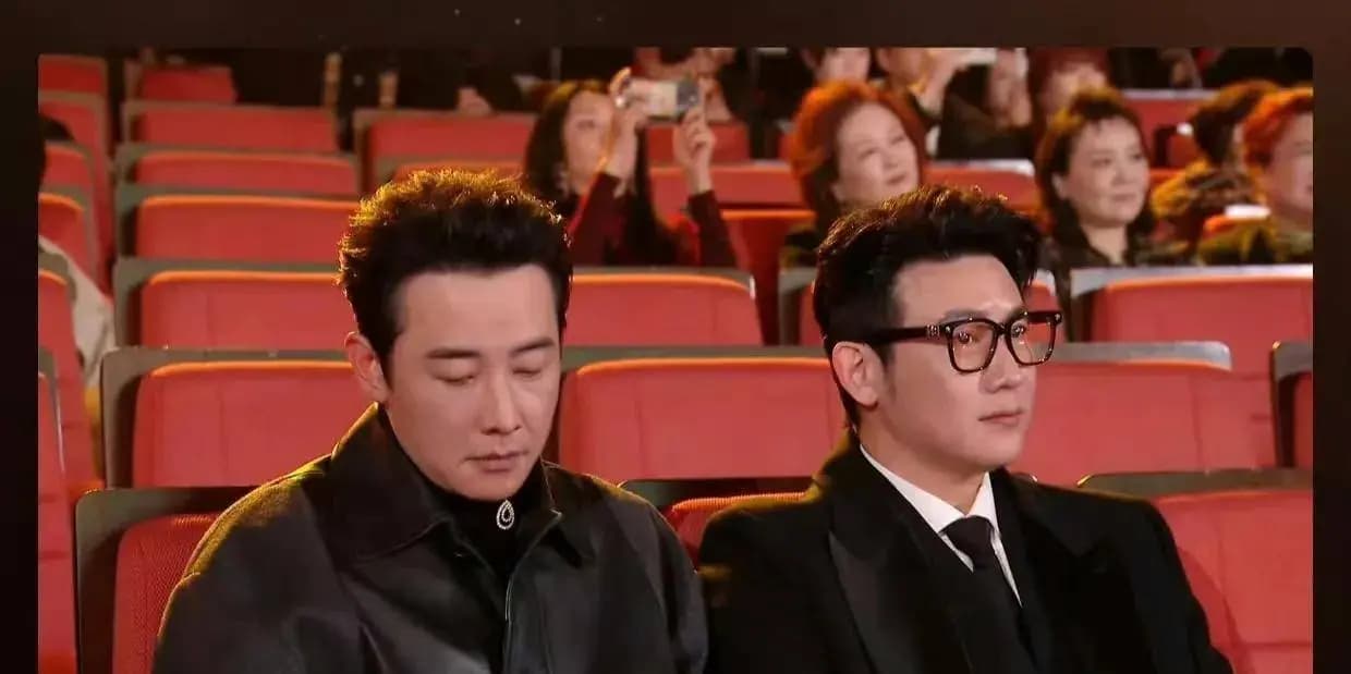 红毯趣事:蔡文静撞衫满脸不悦,罗晋打瞌睡,杨超越要憋出内伤