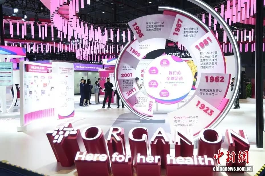 观众在第八届进博会欧加隆展台参观医疗科技产品