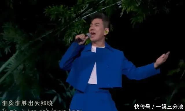 演员跨界演唱拼盘组合表演画面