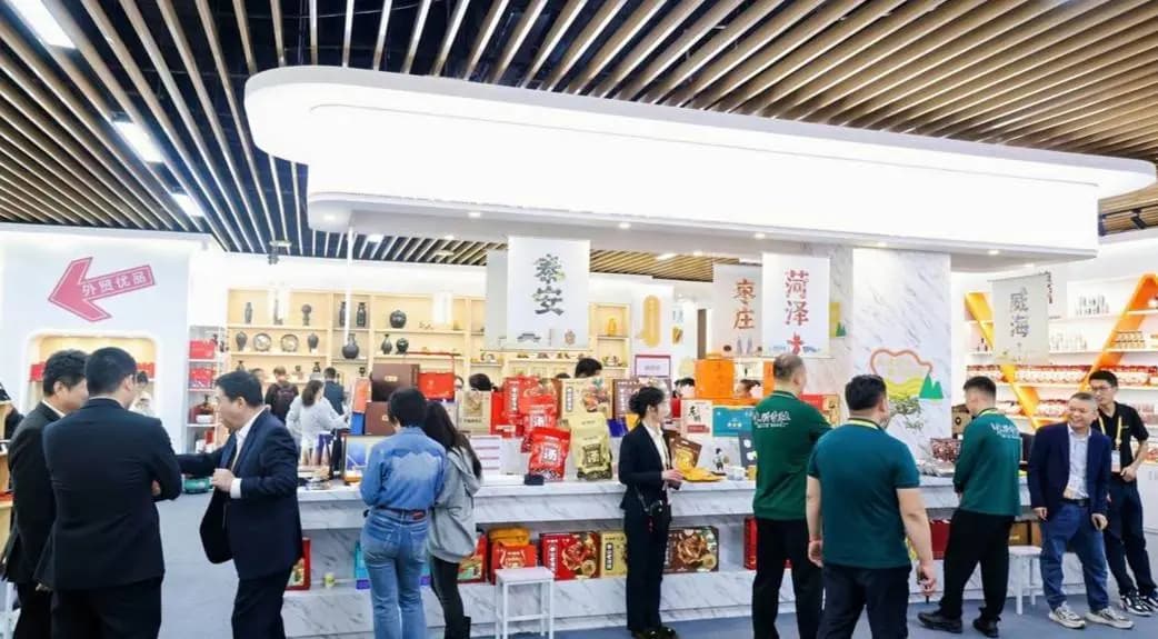 进博会山东馆内展出的福人楼齐鲁文化首饰与锦上花养生茶饮陈列