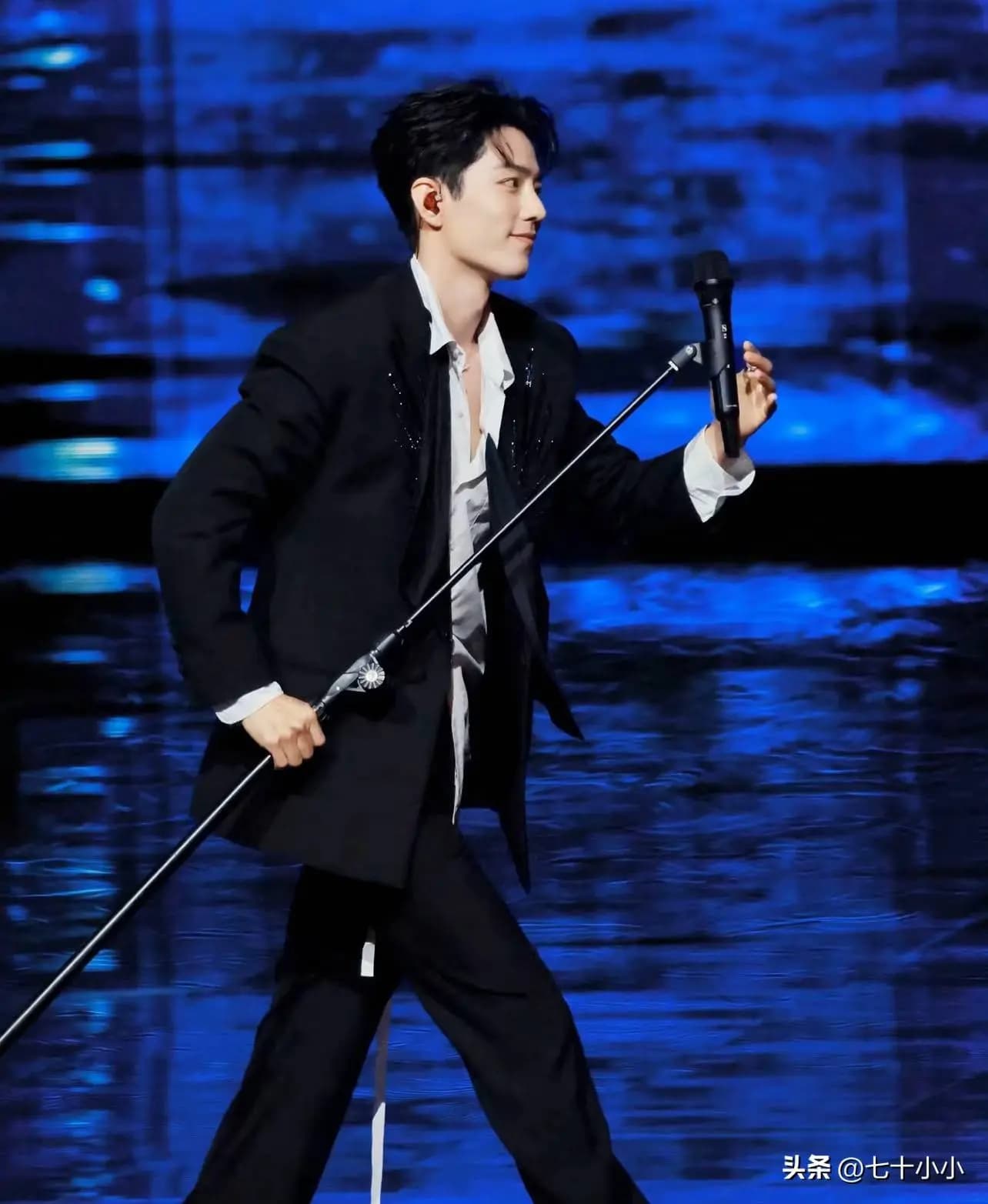肖战与粉丝在晚会现场的情感共鸣
