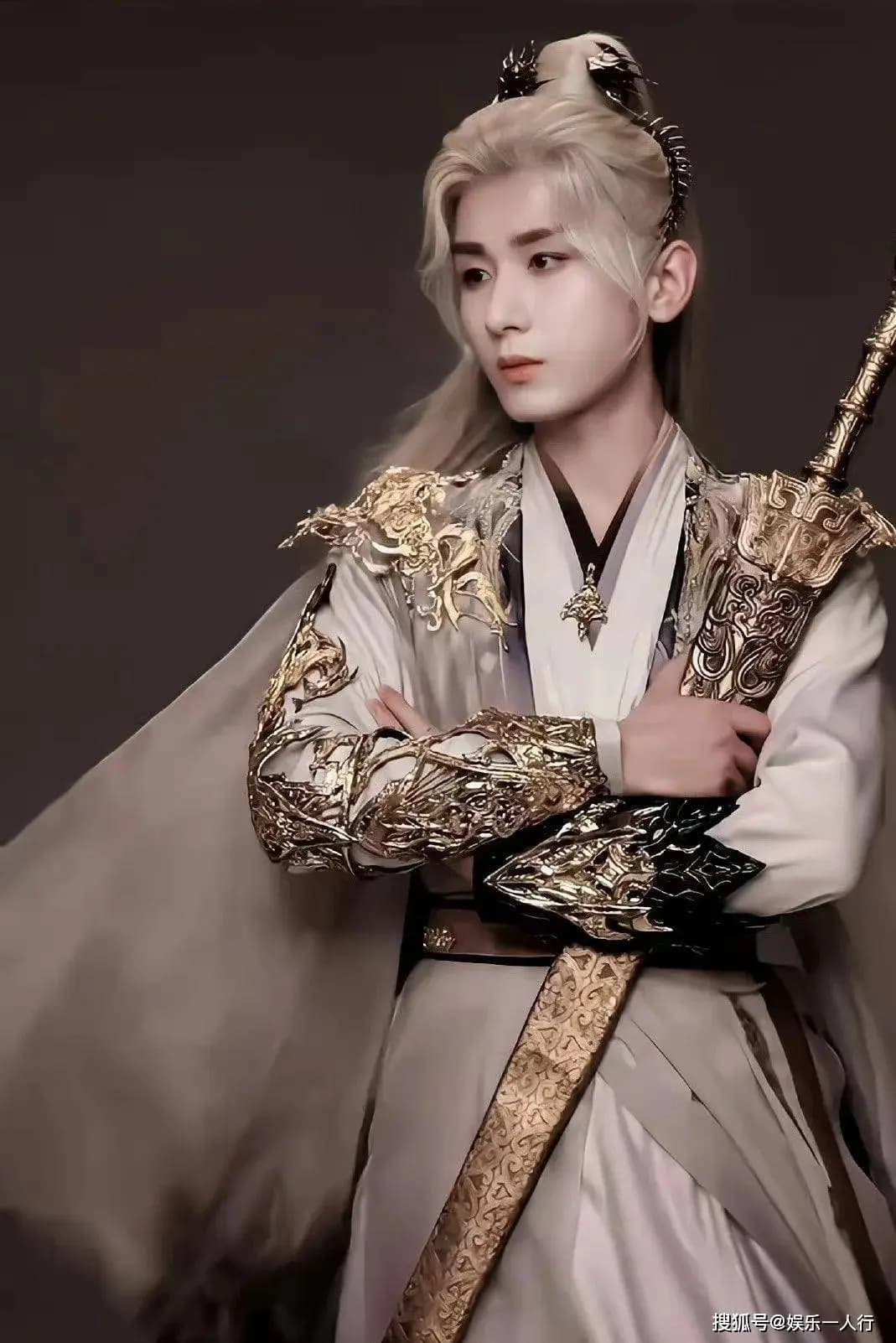 成毅私下老干部作风用旧手机壳爱钓鱼