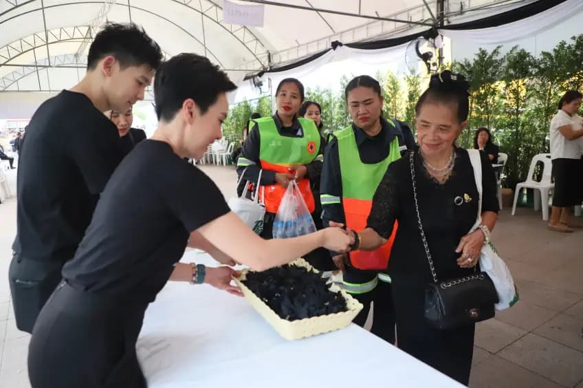 传媒高层与曼谷官员交谈