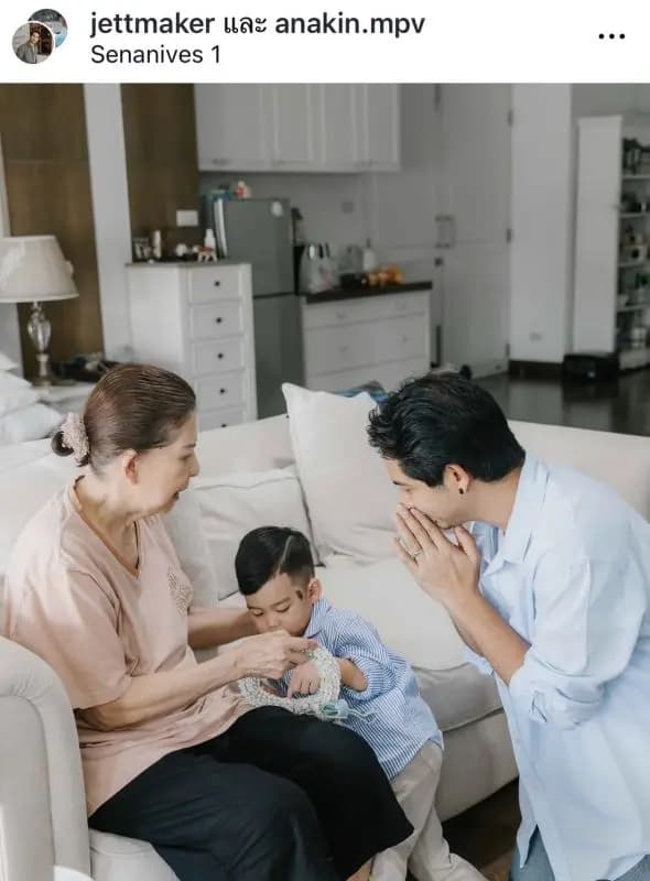 Jett与姐姐共同照顾母亲的家庭温馨画面