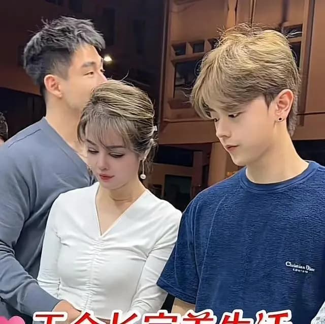 于文红一家三口晚宴合影,儿子表情尴尬与母亲男友零交流