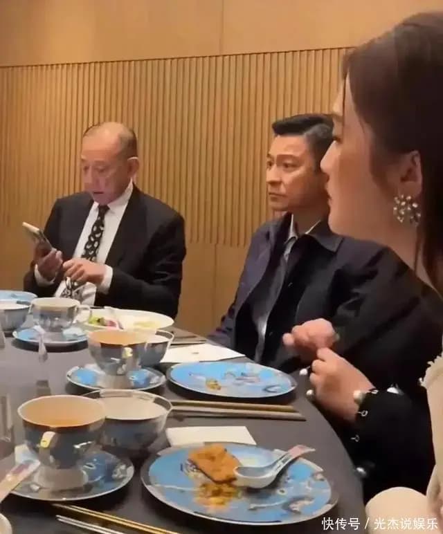 刘德华饭局上只吃蔬菜不喝酒,面对陈雪铃靠近合影身体紧绷
