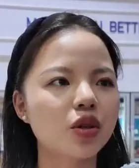 市民品尝进博会美食后接受采访,对口感赞不绝口