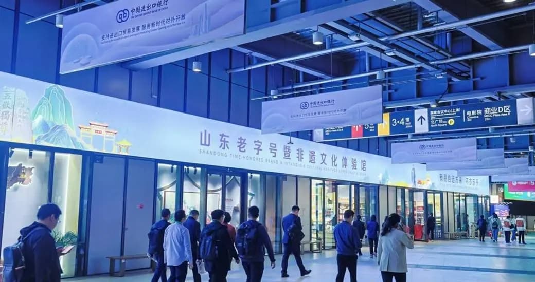 青岛啤酒博物馆推出的年轻化潮流文创周边产品展示