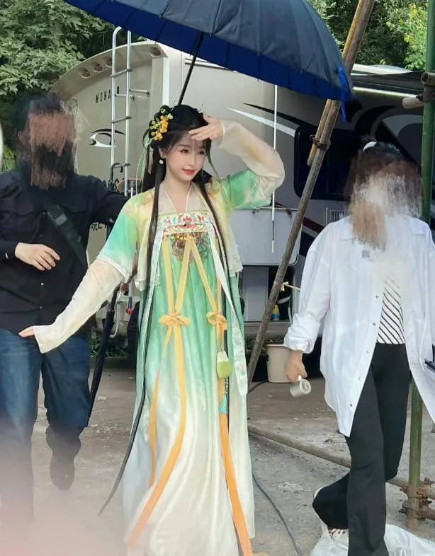 社交媒体上关于虞书欣的热烈讨论