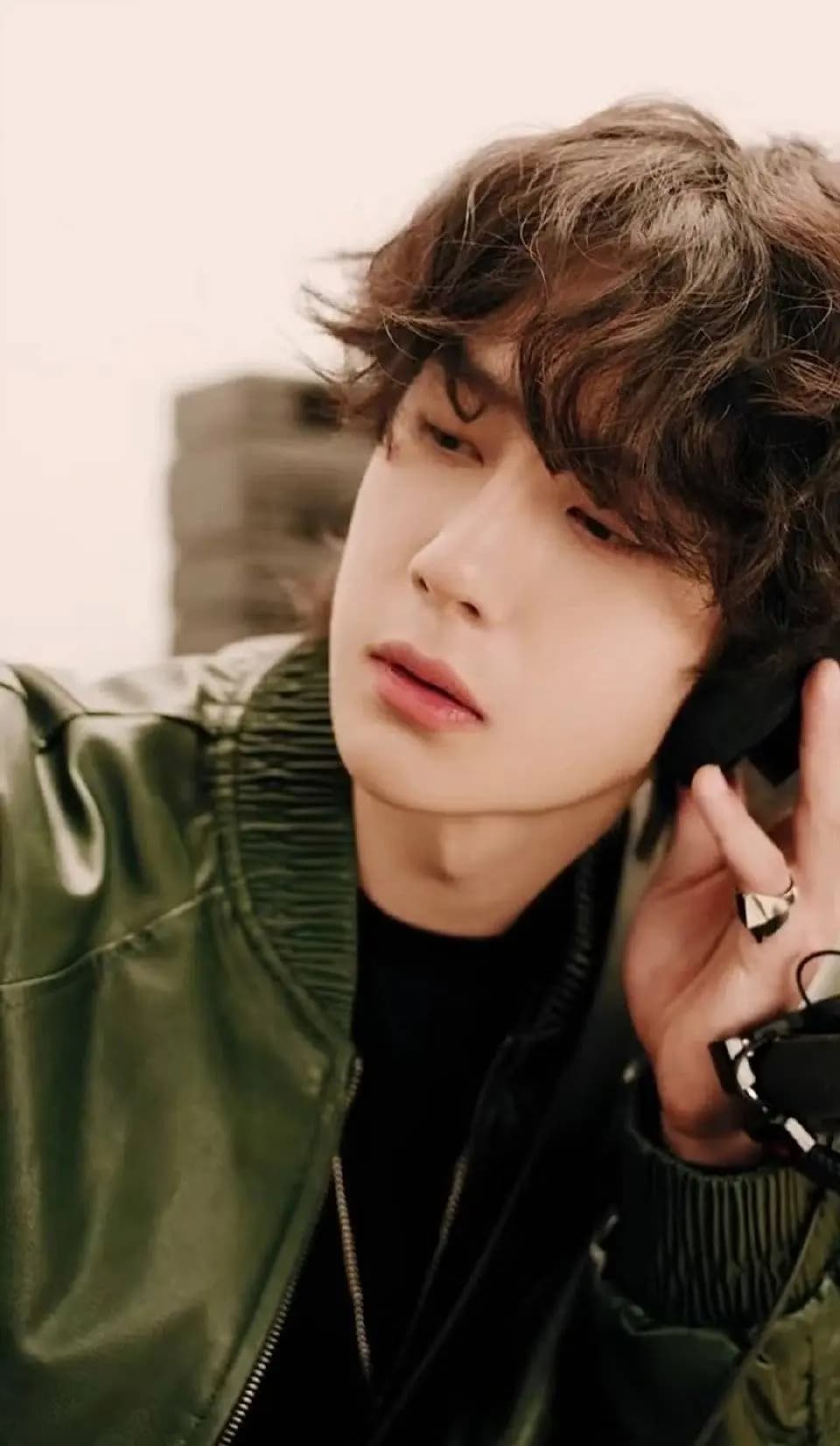 网友热议王一博不续约乐华及粉丝评论截图