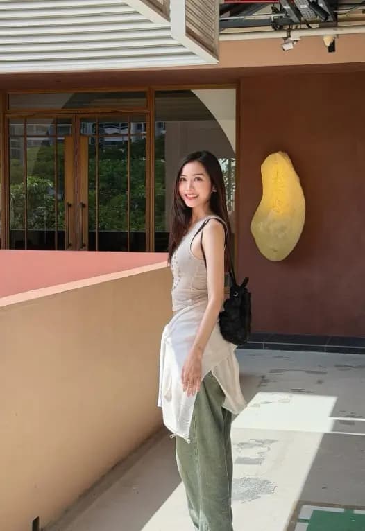 帕派·拉米达与男友在足球场求婚后的甜蜜合影