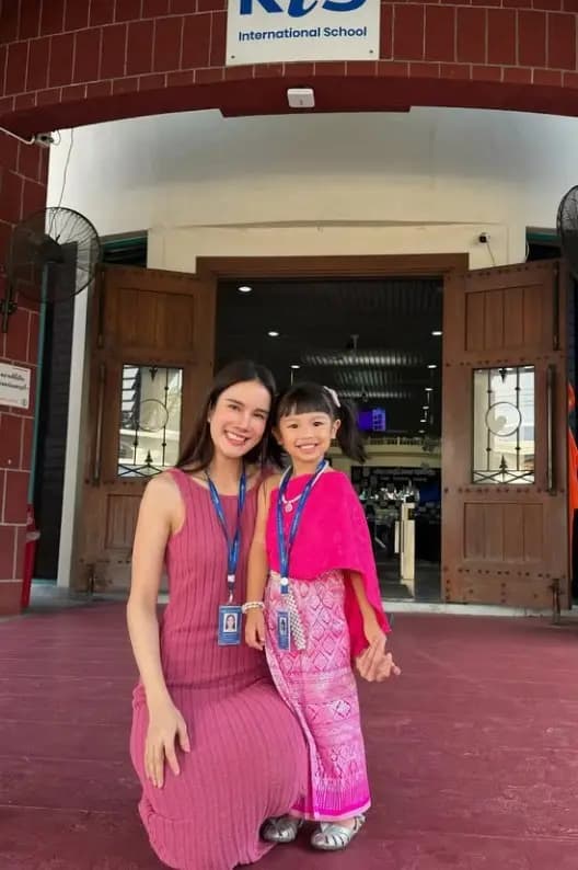 内·帕法达满足孩子愿望,小Oni穿着泰服一脸萌态