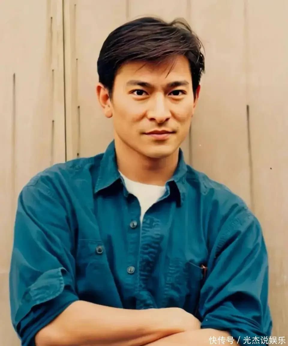 刘德华金鸡奖晚宴从容表现与私人饭局拘谨状态对比