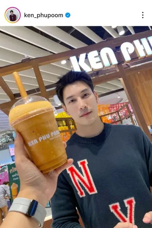 当地民众在洪水中艰难前行