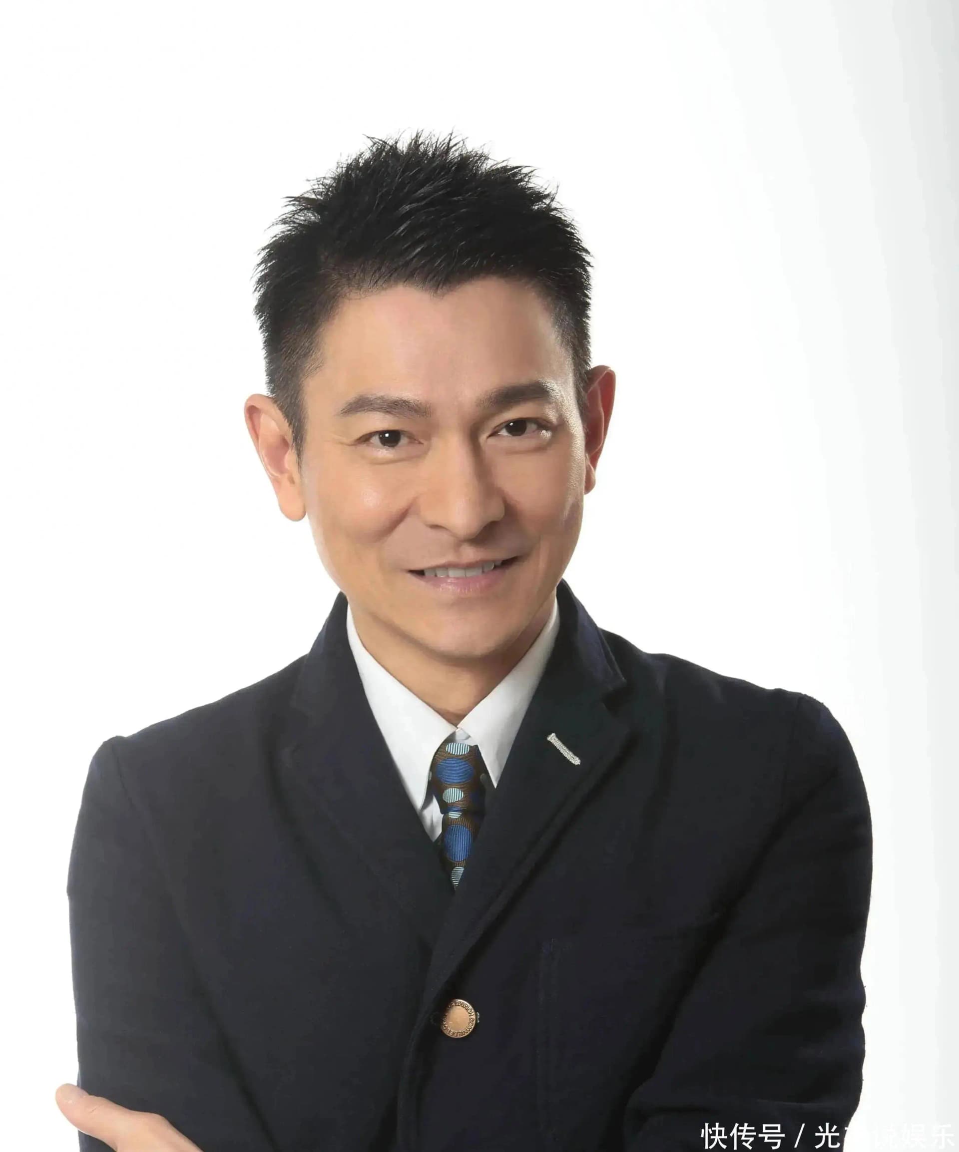 刘德华投资电影庆功宴旧照,全程配合工作人员合影