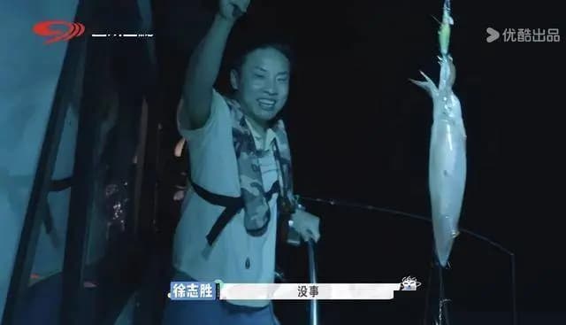 夜间海钓与谈心环节温馨场景