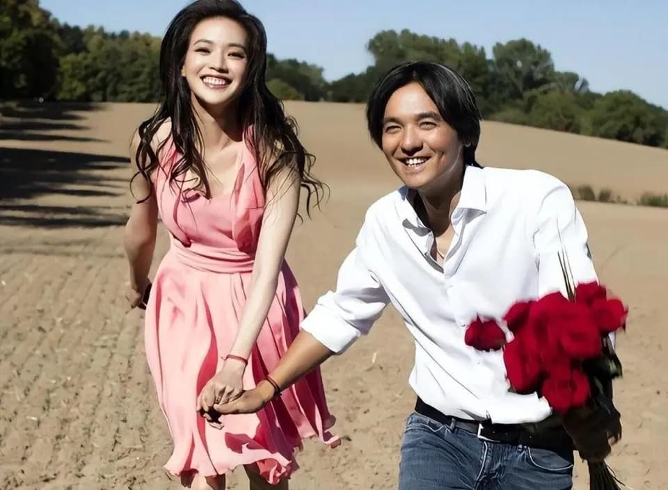 冯德伦陪伴舒淇出席活动,眼神充满爱意