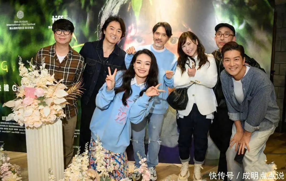 舒淇夫妇又合体,她穿卫衣配花裙文艺清新,冯德伦胡子花白像老头