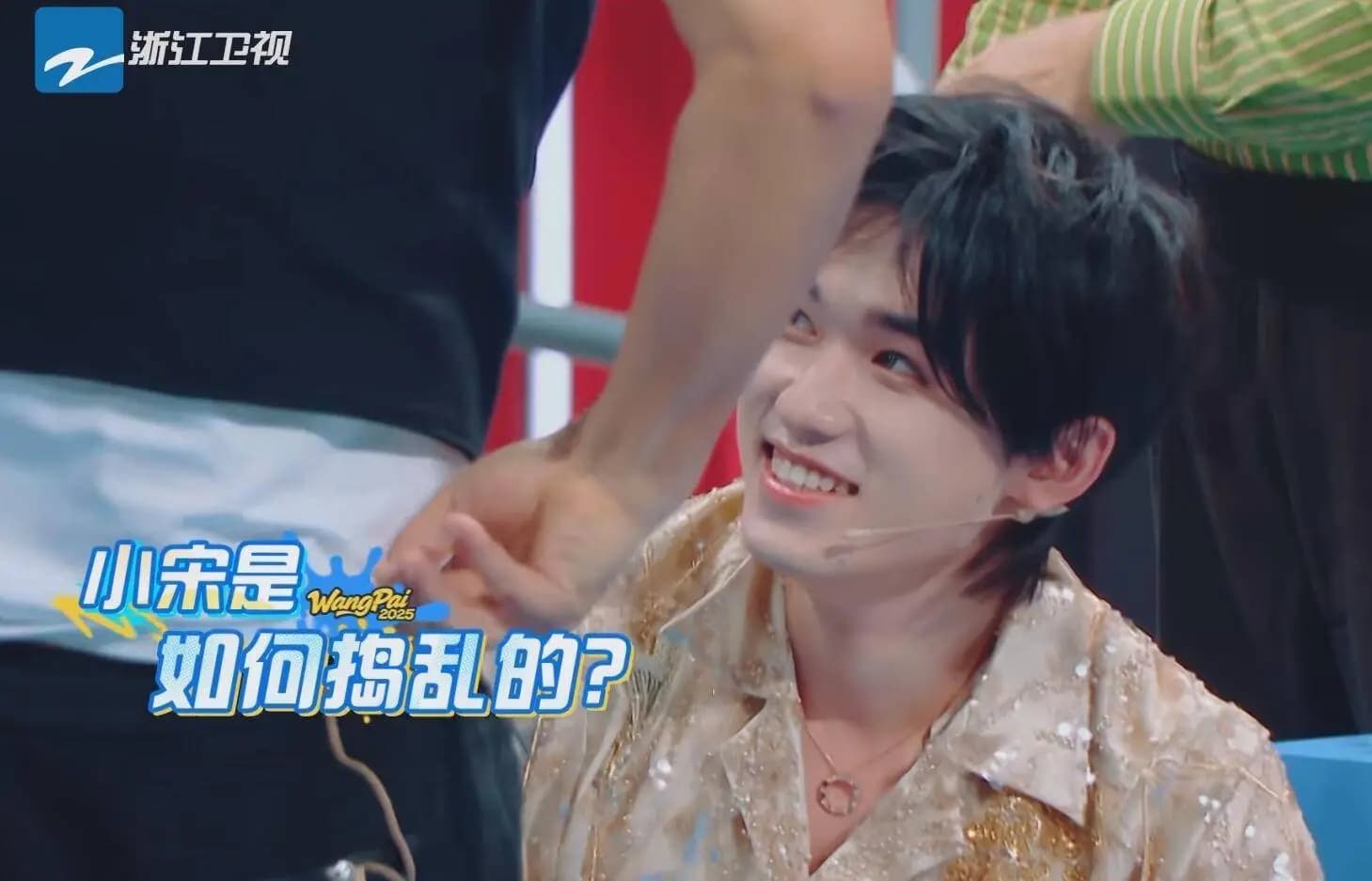 宋亚轩在游戏中假装摔倒并指责唐国强