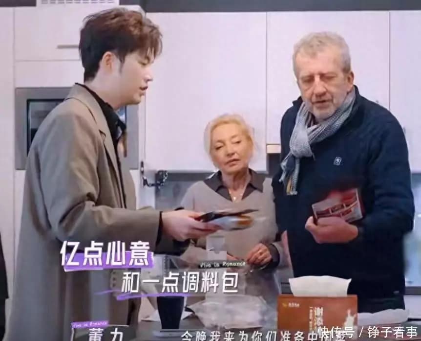 董力陪老婆工作,跟身后提包罗圈腿抢镜,阿诺穿超短裙美成洋娃娃