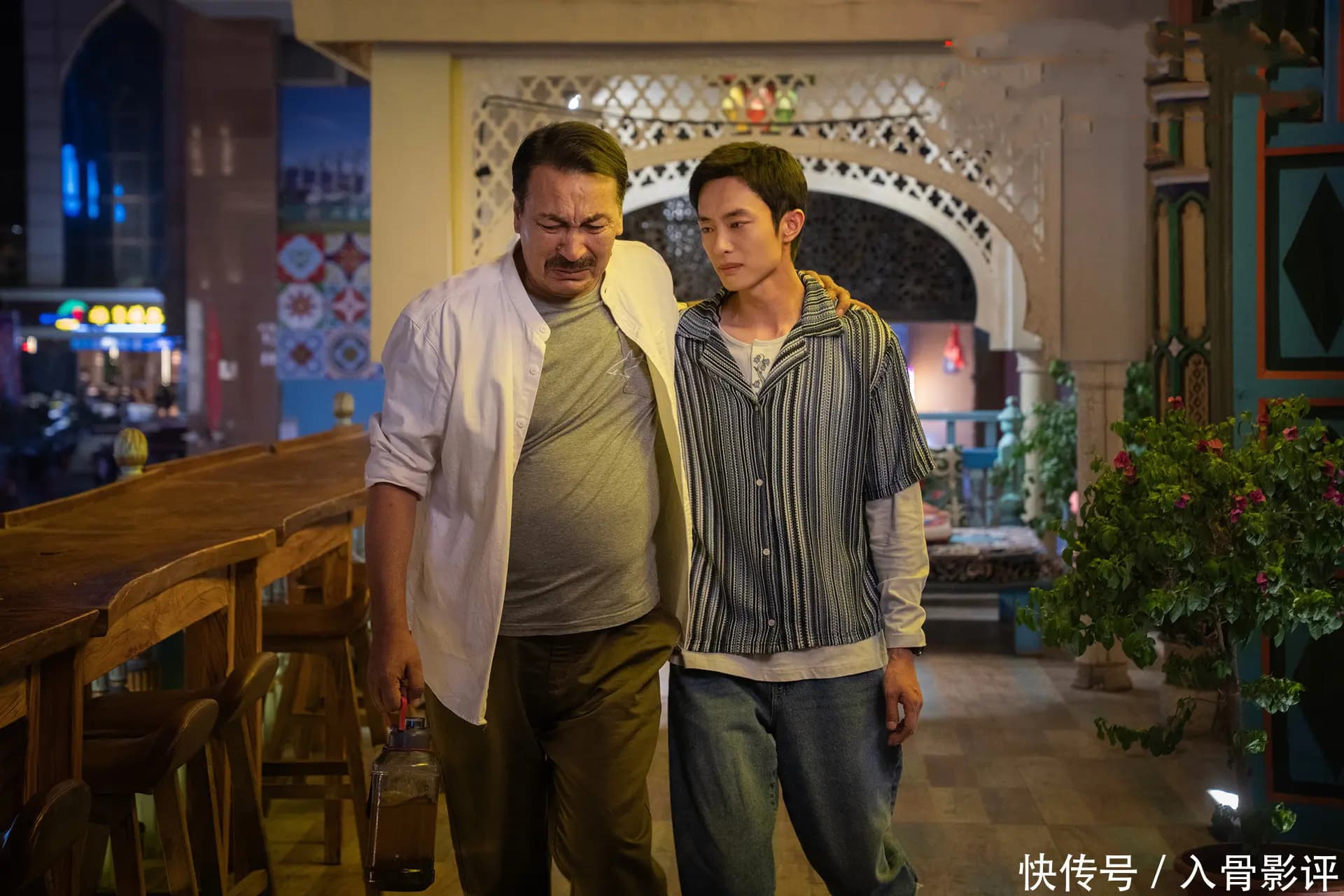 明亮与古丽娜尔的甜蜜互动剧照