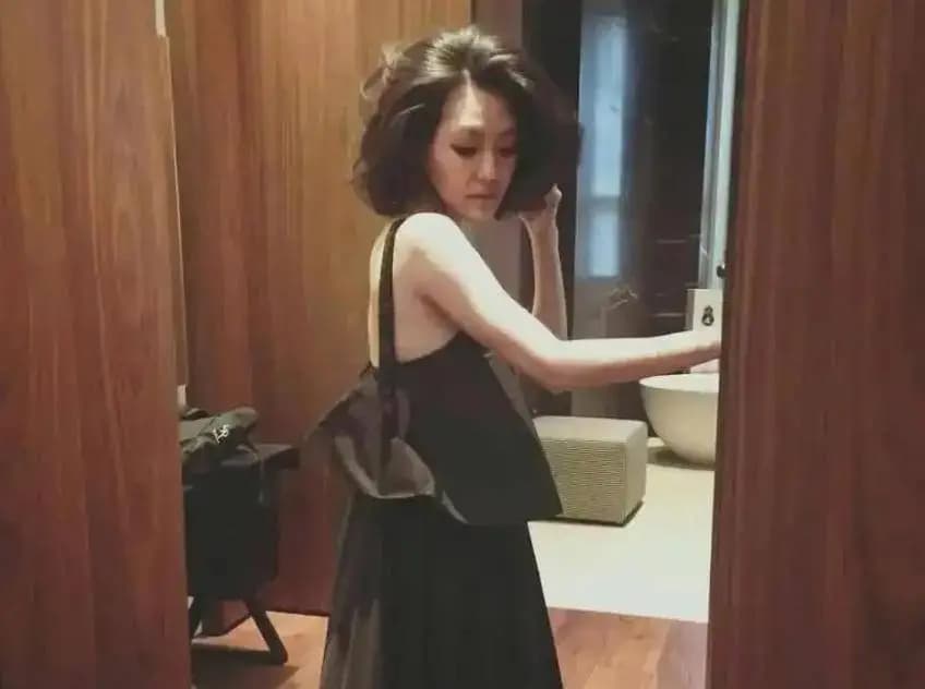 大S与小S姐妹情深在娱乐圈共同打拼的合影