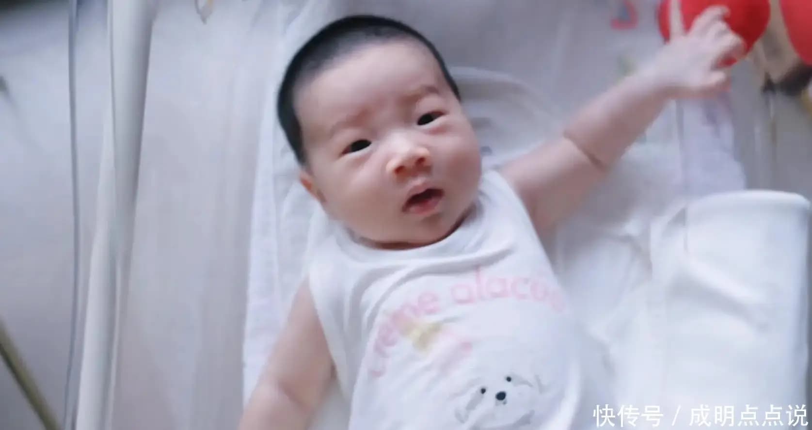 乔杉的两个女儿长相酷似爸爸展现强大的家族基因