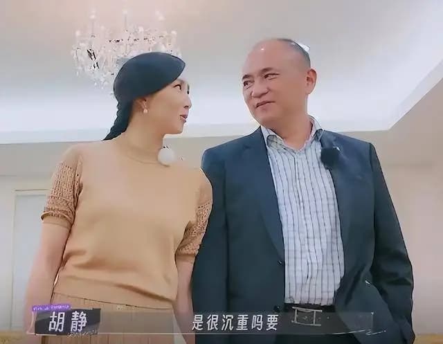 阿诺现身上海,穿短裙露大长腿身材火辣,老公全程拎包罗圈腿吸睛