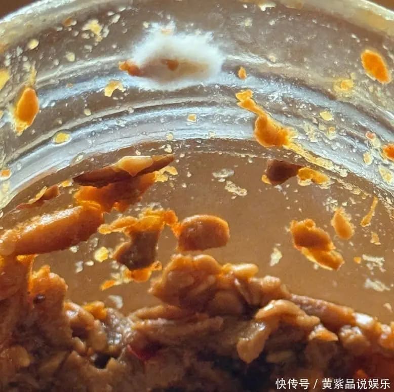 张馨予一人在家吃长毛的蘑菇酱,胃里翻江倒海,老公何捷在校上班