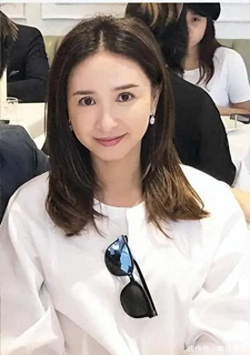 吴婉芳当年参加港姐比赛时的泳装展示环节,身材比例优越