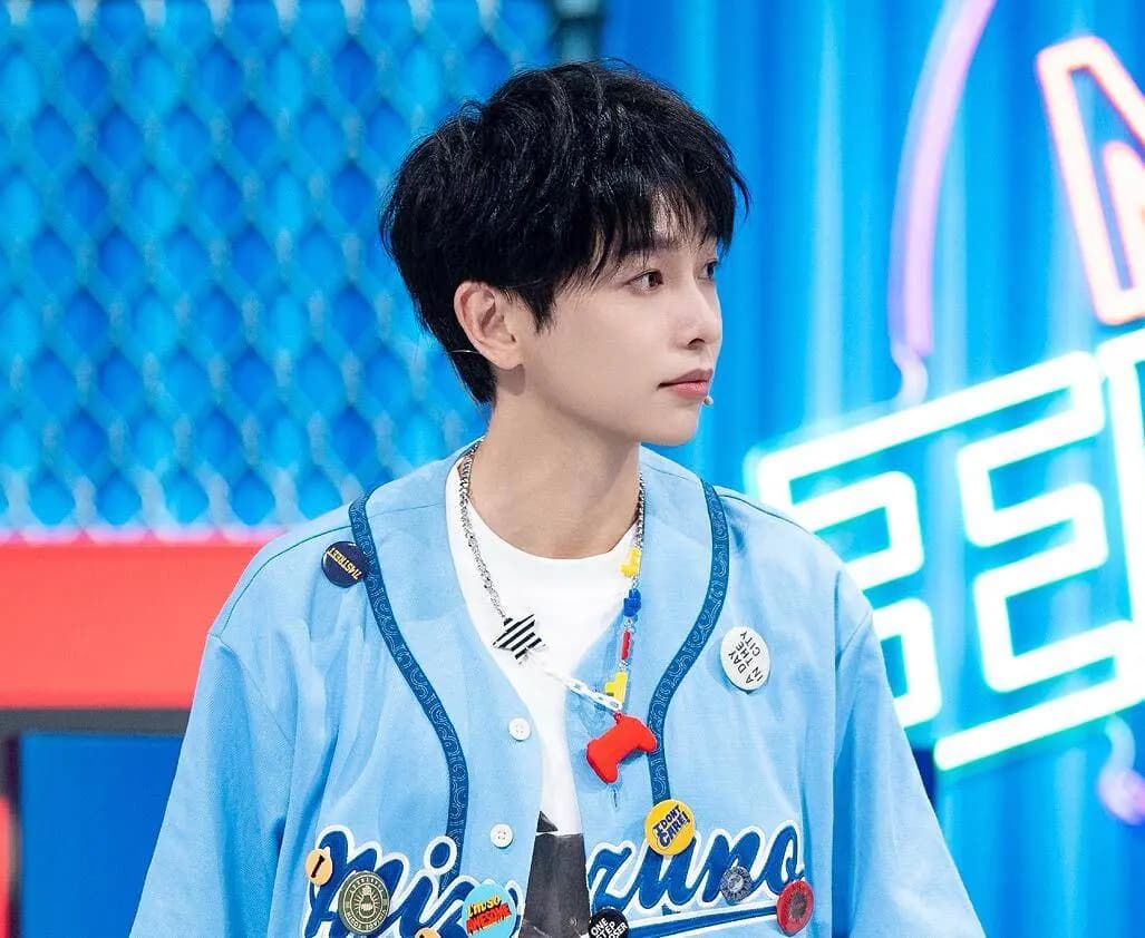 关晓彤和宋亚轩在节目现场同框画面