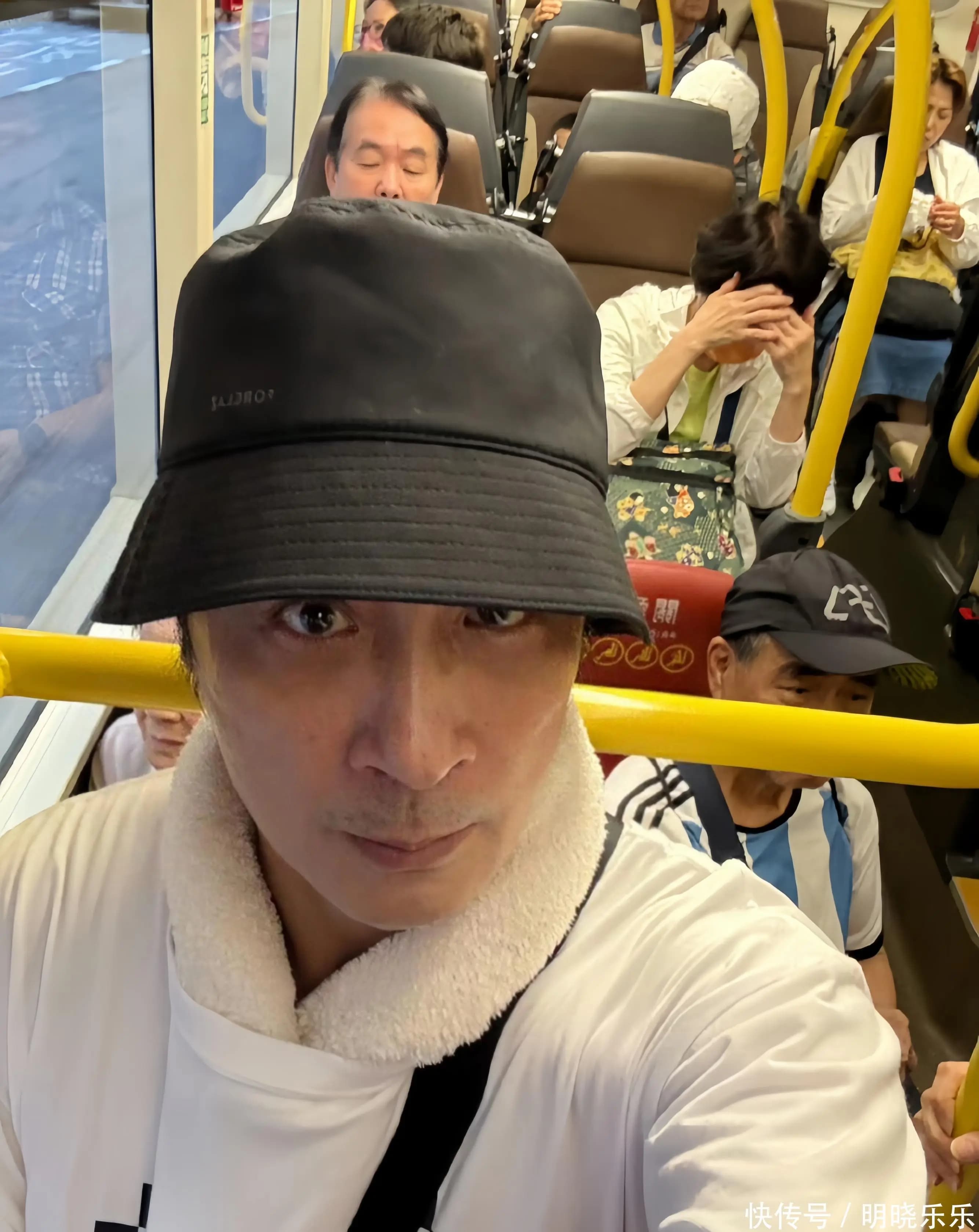 64岁吴镇宇近况,生图皮肤紧致五官能打,刷老年卡坐公交遭人嫌弃