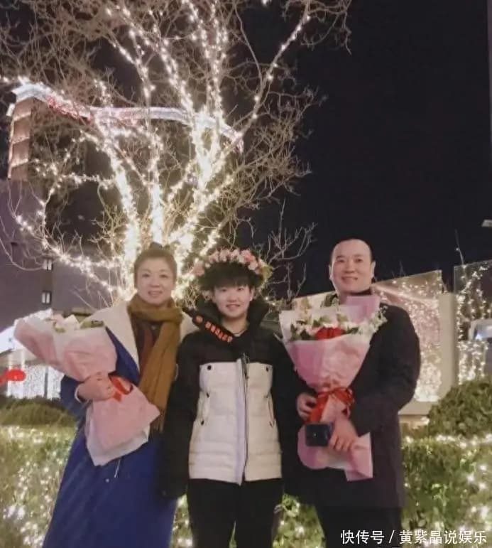 荣耀归来才25岁!孙颖莎生日晒照,爸妈罕见露面,三人共用一张脸