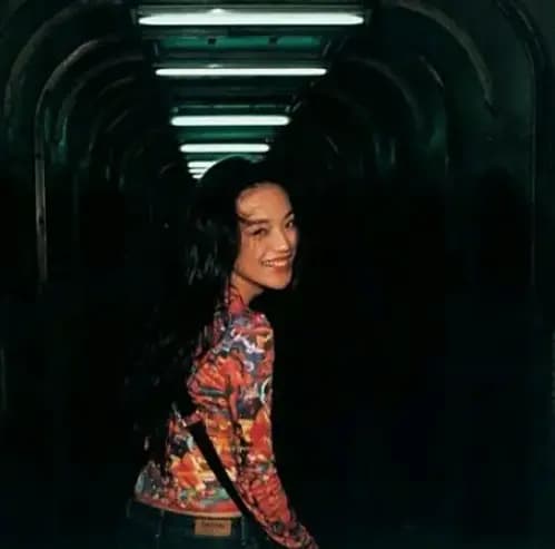 舒淇展现出独特干净、大方的性感气质