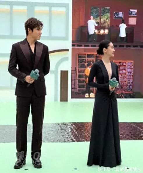 王子文空降成都,生图发际线后移、脸部肿胀,穿深V礼裙身材修长