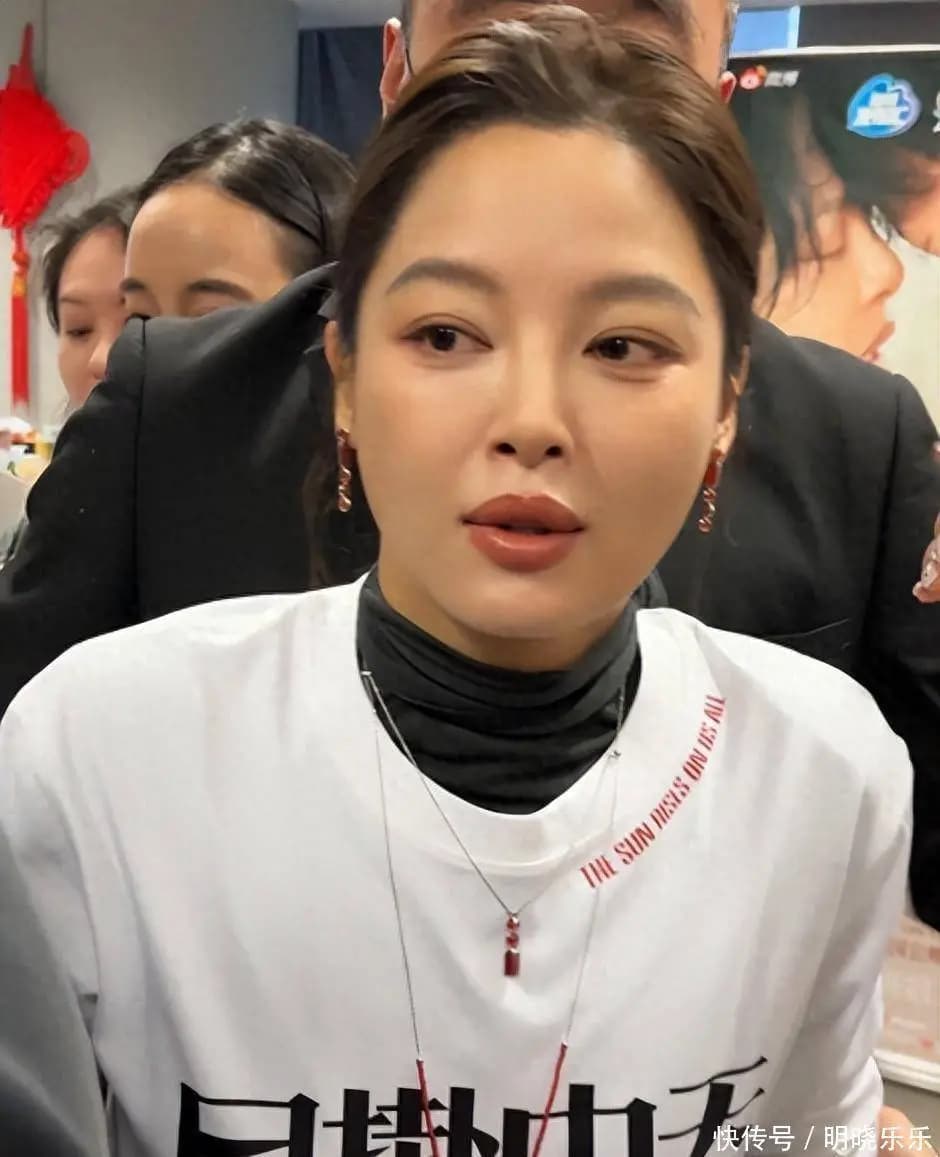 《日掛中天》路演,辛芷蕾生图脸肿还歪嘴,一人跑宣传现场显凄凉