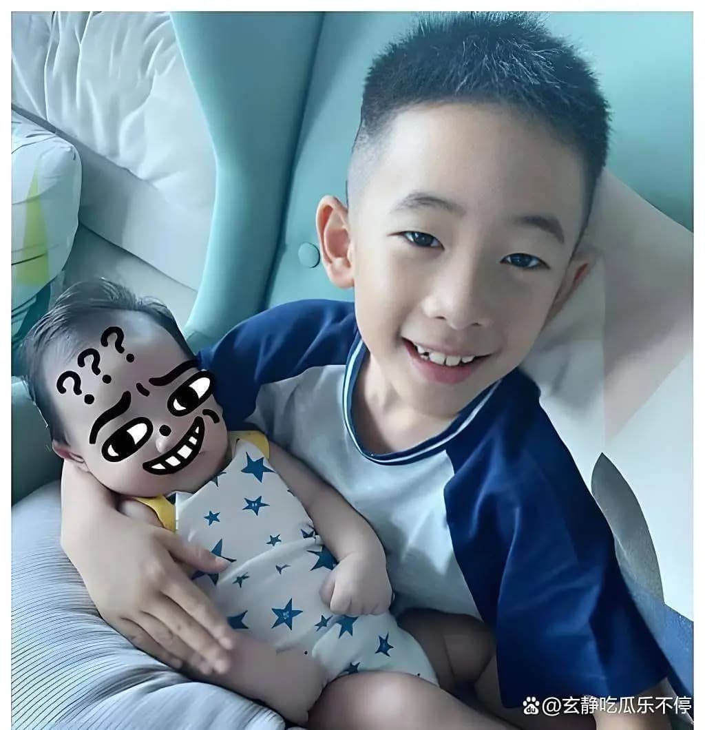 原创
57岁陈小春基因太强?晒黑兄弟俩像复制粘贴,应采儿教育秘诀引爆热议