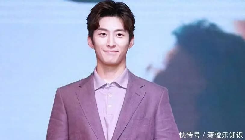 窦骁近况曝光:现身商业活动,西装革履帅气十足,手上婚戒抢镜