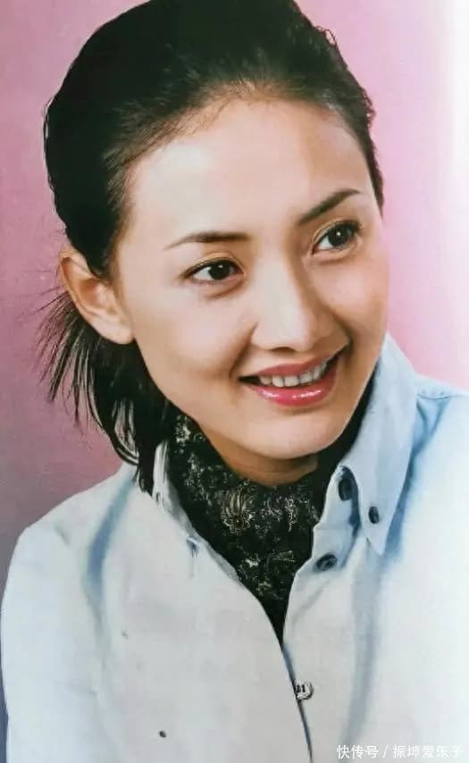 52岁牛莉晒照,面容浮肿下巴尖,鼻孔朝前太显眼,网友都看不下去